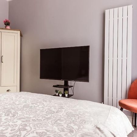 4 Bedroom House, 2 Min Walk From Station London Bagian luar foto