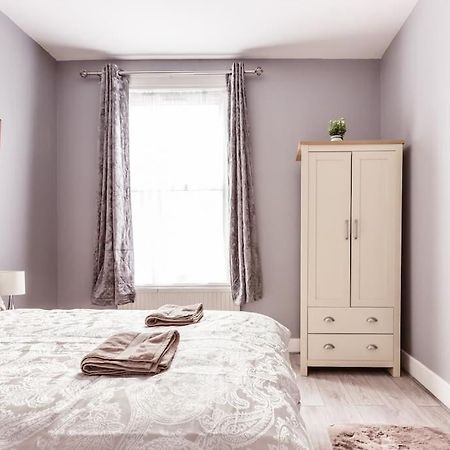 4 Bedroom House, 2 Min Walk From Station London Bagian luar foto