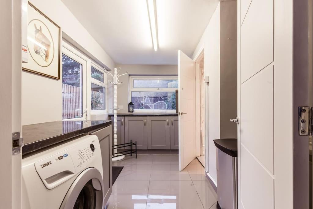 4 Bedroom House, 2 Min Walk From Station London Bagian luar foto