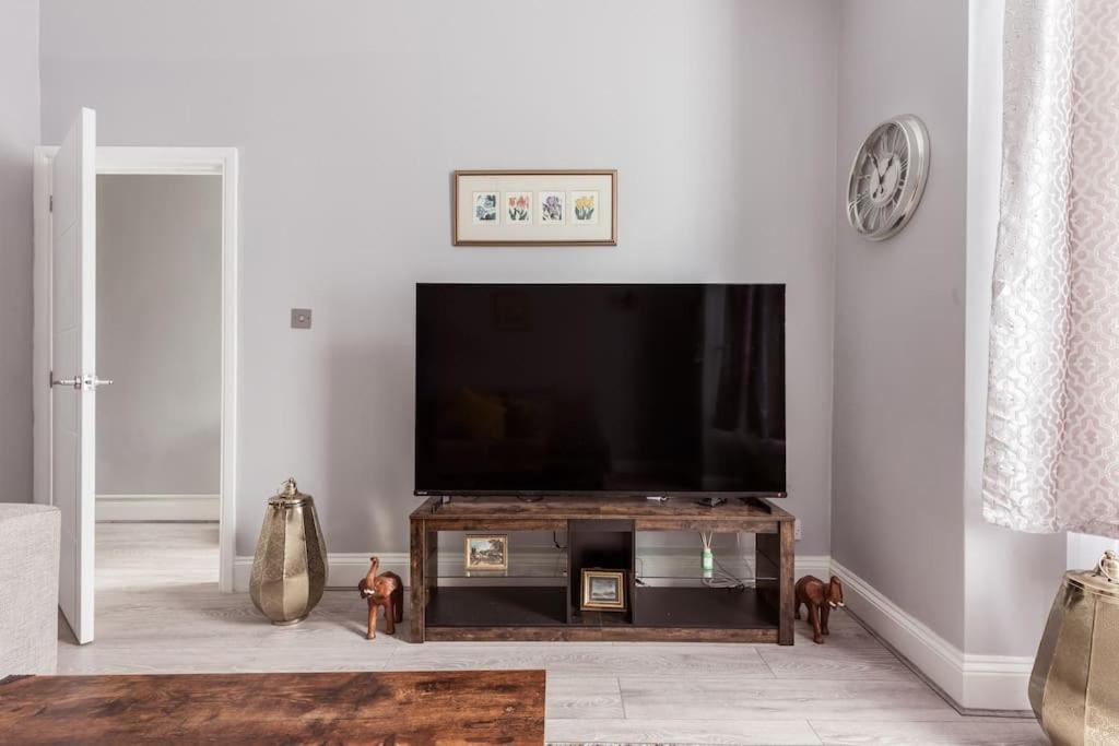 4 Bedroom House, 2 Min Walk From Station London Bagian luar foto