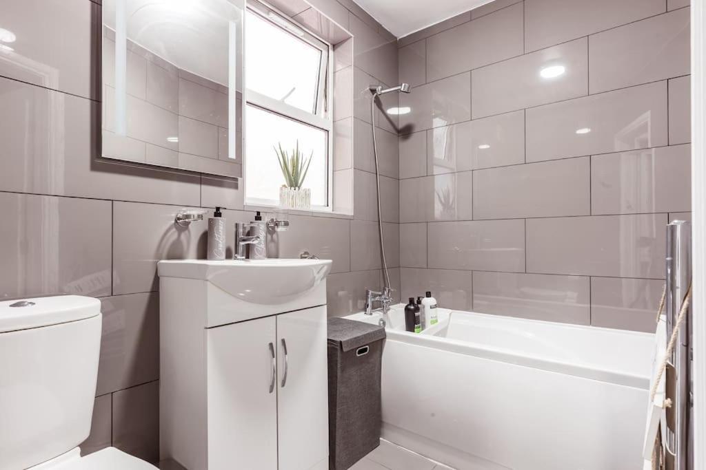 4 Bedroom House, 2 Min Walk From Station London Bagian luar foto