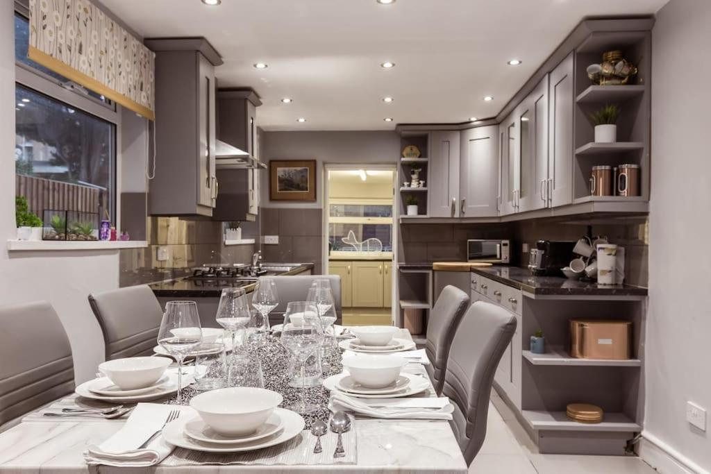 4 Bedroom House, 2 Min Walk From Station London Bagian luar foto