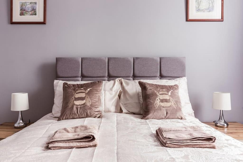 4 Bedroom House, 2 Min Walk From Station London Bagian luar foto