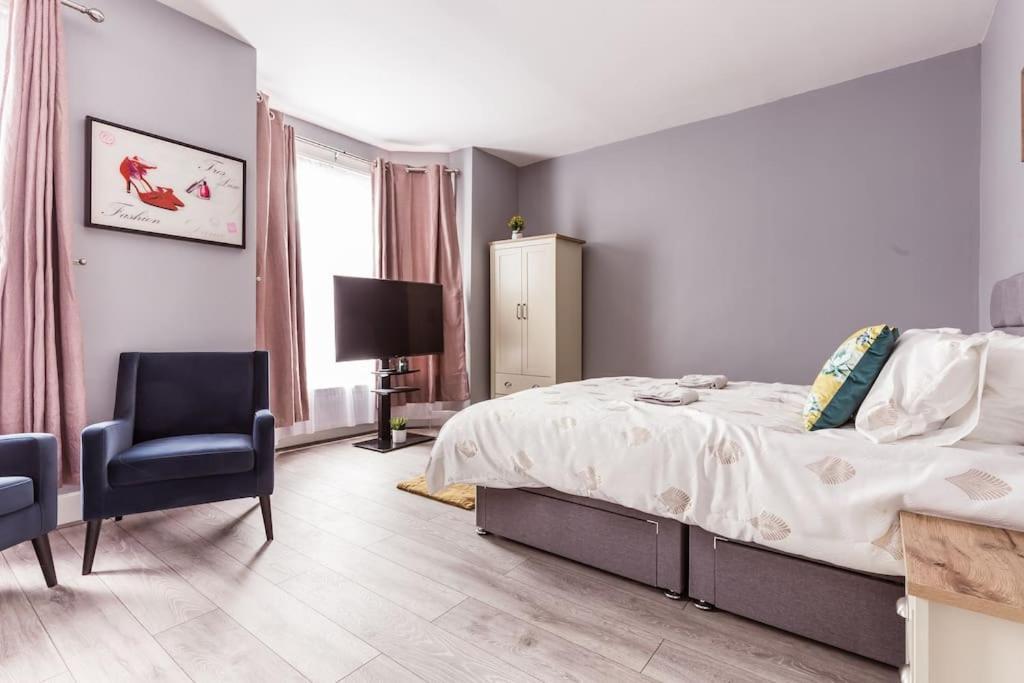 4 Bedroom House, 2 Min Walk From Station London Bagian luar foto