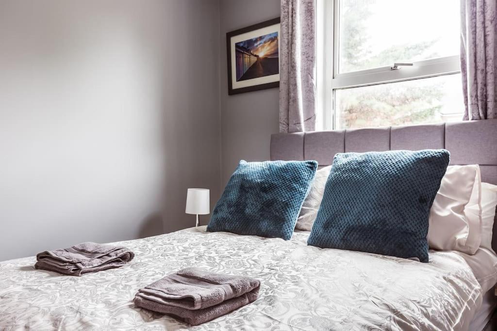 4 Bedroom House, 2 Min Walk From Station London Bagian luar foto