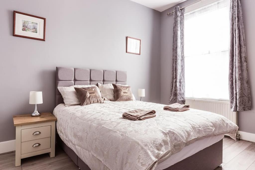 4 Bedroom House, 2 Min Walk From Station London Bagian luar foto