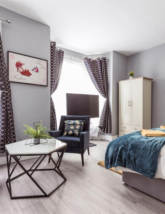4 Bedroom House, 2 Min Walk From Station London Bagian luar foto