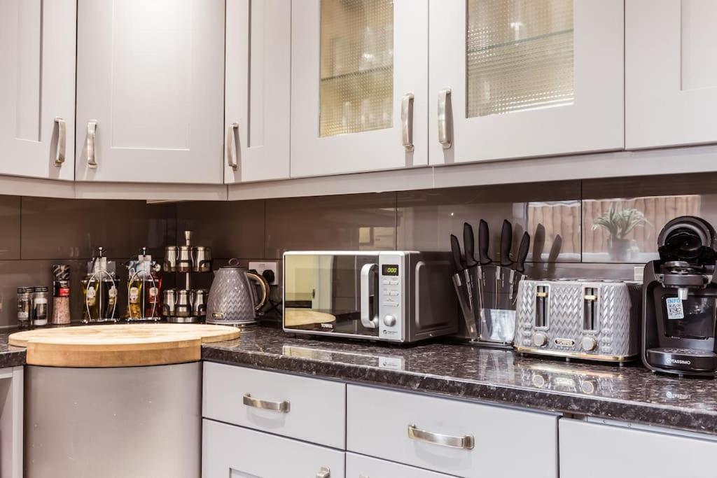 4 Bedroom House, 2 Min Walk From Station London Bagian luar foto