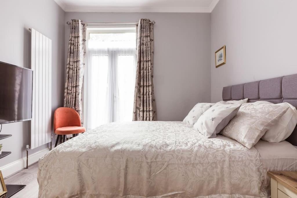 4 Bedroom House, 2 Min Walk From Station London Bagian luar foto