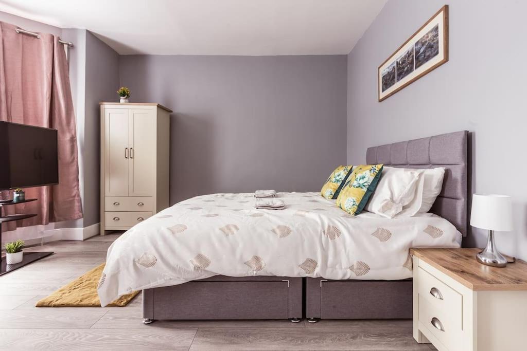 4 Bedroom House, 2 Min Walk From Station London Bagian luar foto