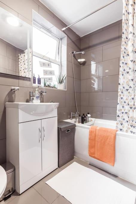 4 Bedroom House, 2 Min Walk From Station London Bagian luar foto