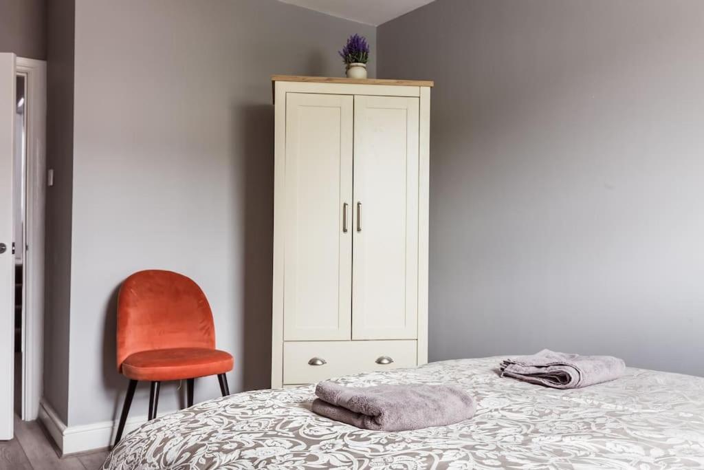 4 Bedroom House, 2 Min Walk From Station London Bagian luar foto